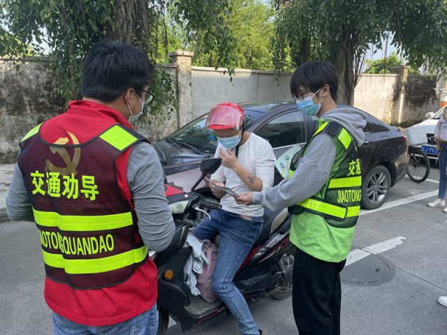 三鄉(xiāng)鎮(zhèn)開展“一盔一帶踐于行 ，安全守護不毒行”宣傳活動照片1.jpg