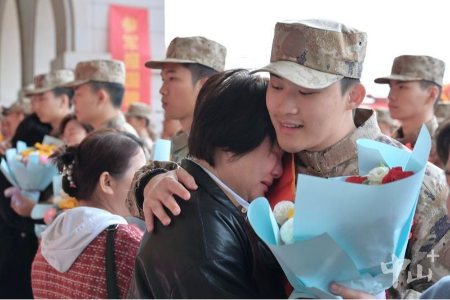 戎裝加身踏征程，中山歡送數(shù)百名新兵赴軍營(yíng)